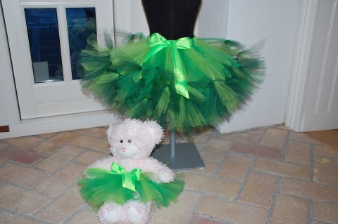 Grn tyl skrt med grnt puf