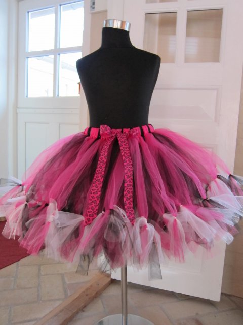 Pink og sort med hvid puf